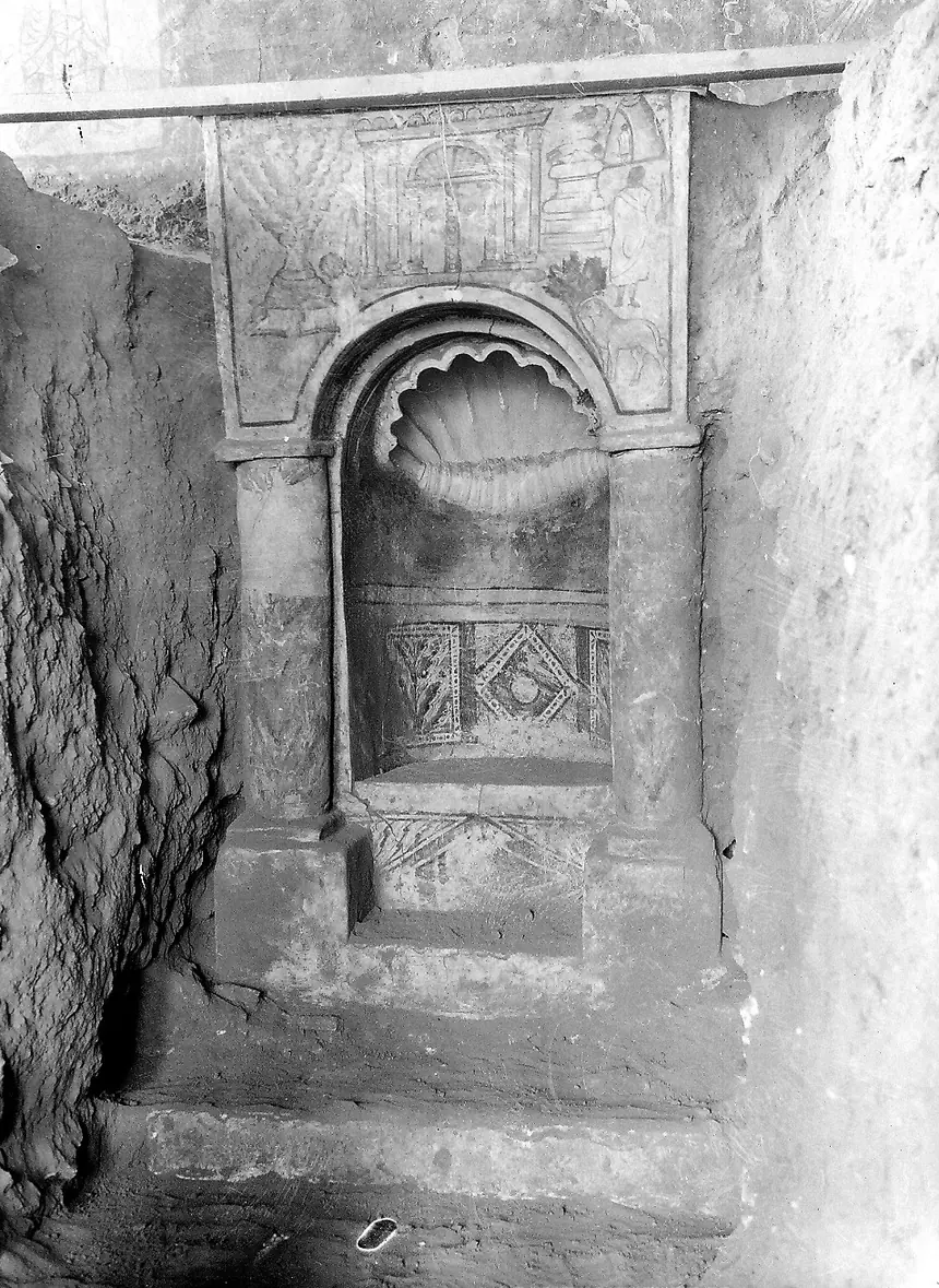 Hốc đặt Torah của hội đường Dura-Europos lúc mới khai quật, ảnh chụp năm 1932 tới 1933. Lưu trữ của Phòng trưng bày Nghệ thuật Đại học Yale.