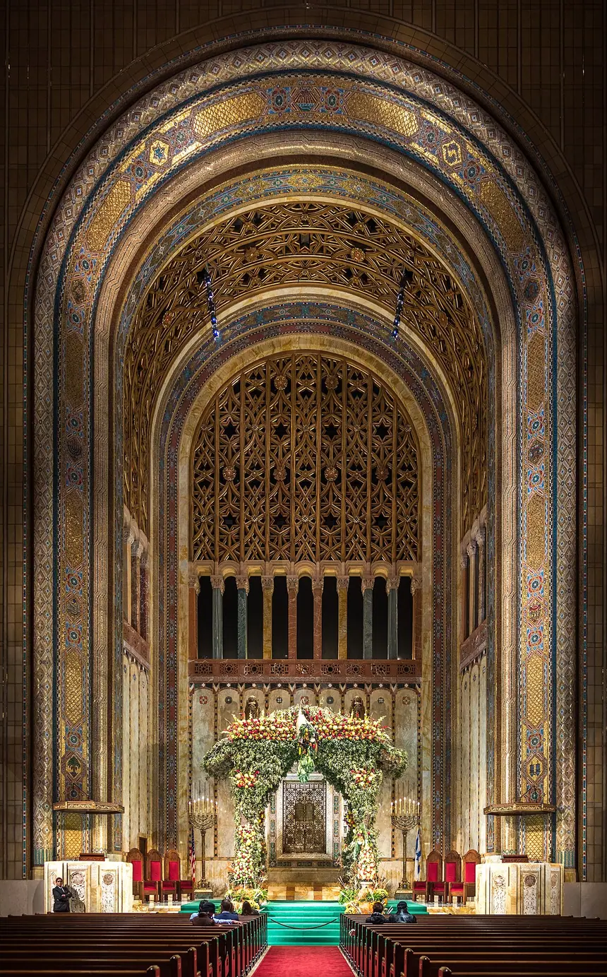 Thánh đường Temple Emanu-El, Manhattan, New York, của một giáo đoàn Cải cách. Tủ Thánh và bục giảng cùng nằm ở phía trước, ghế xếp thành hàng nhìn lên.