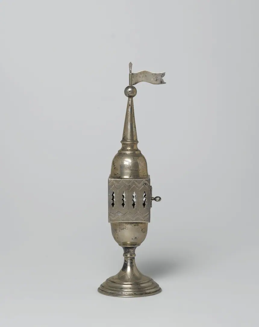 Hộp hương liệu dùng trong lễ havdalah, hình tháp có cờ, khoảng năm 1920. Bảo tàng Brooklyn, New York.