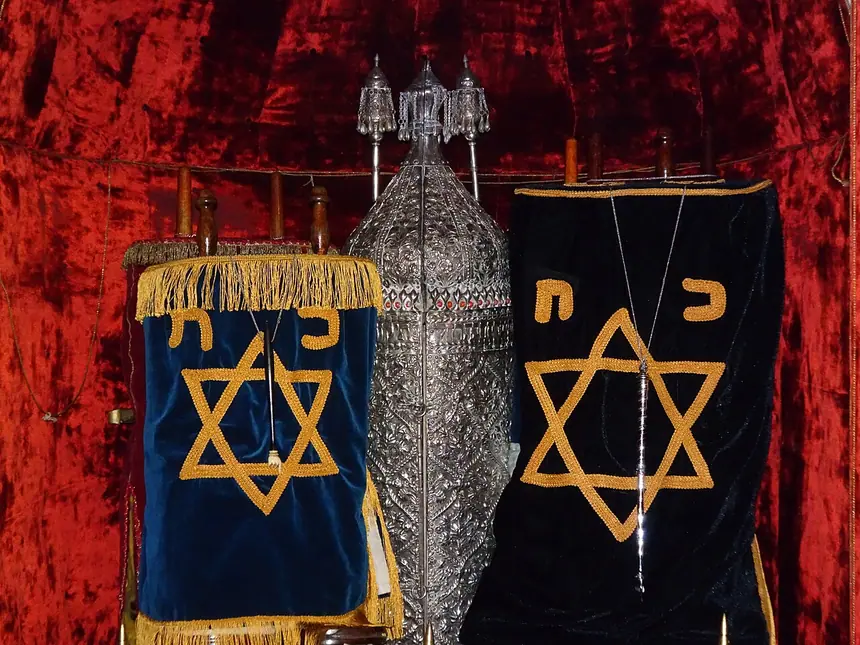 Các cuộn Torah trong Tủ Thánh hội đường Hobart, Úc. Áo nhung xanh thêu ngôi sao sáu cánh, que chỉ chữ treo bằng dây phía trước.