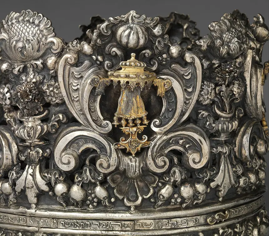 Chi tiết một vương miện Torah (keter) của thợ bạc Andrea Zambelli, Venice, khoảng năm 1740 tới 1750, bạc mạ vàng từng phần. Bảo tàng Metropolitan, New York.