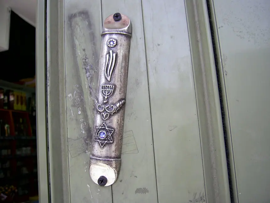Một hộp mezuzah gắn nghiêng trên khung cửa ở đường Jaffa, Jerusalem. Trên hộp có ngôi sao sáu cánh.