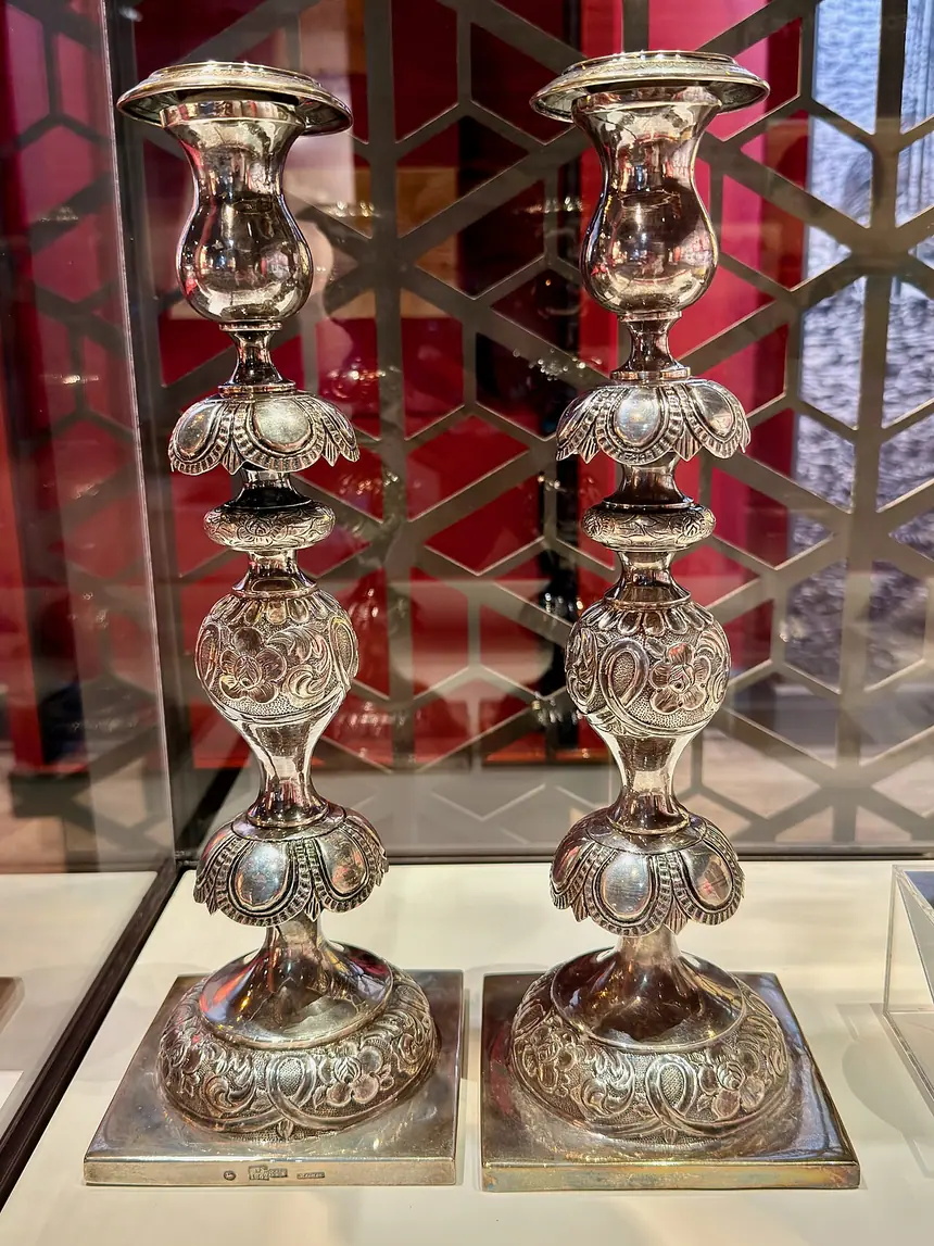 Đôi chân nến Shabbat, Nga, năm 1862. Một đôi vợ chồng nhận làm quà cưới năm 1868 ở Ba Lan rồi mang sang Texas. Bộ sưu tập MSJE.