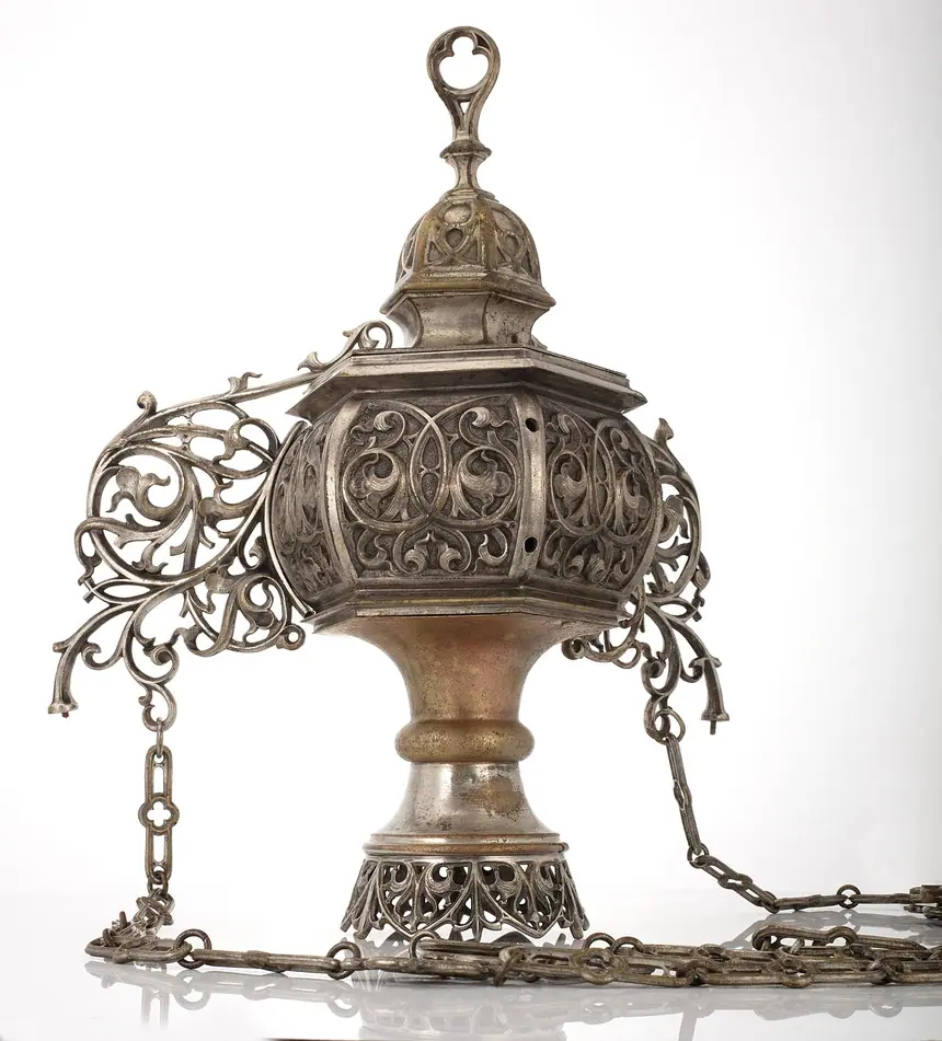 Đèn vĩnh cửu (ner tamid) của Đại Hội đường Oświęcim, Ba Lan, thế kỷ 19. Đèn được tìm thấy năm 2004 khi khai quật trên nền hội đường.