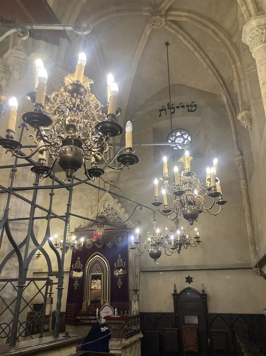 Bên trong hội đường Cũ Mới (Staronová), Praha, xây xong năm 1270. Bục đọc có lưới sắt bao quanh nằm giữa phòng.