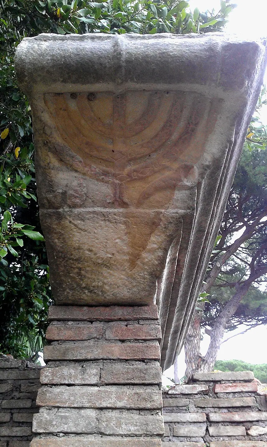Chân đèn bảy nhánh khắc trên đá ở di tích hội đường Ostia Antica, gần Roma, Ý.