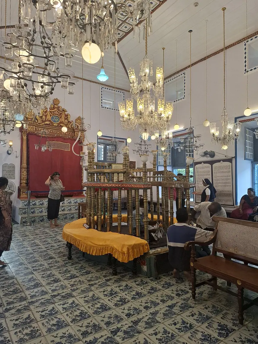 Hội đường Paradesi, Kochi, Ấn Độ (xây năm 1568): Tủ Thánh sau màn đỏ, bục đọc có lan can đồng ở giữa, đèn chùm thủy tinh và nền gạch sứ vẽ tay.