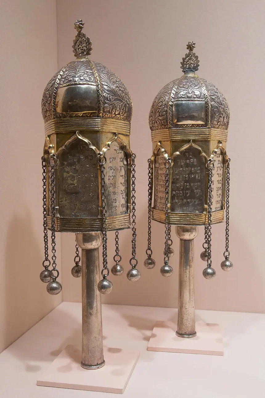 Đôi chóp trục Torah (rimonim), bạc mạ vàng từng phần, làm tại Tiflis, Gruzia. Bảo tàng Metropolitan ghi năm 1895, trang ảnh gốc ghi năm 1896.