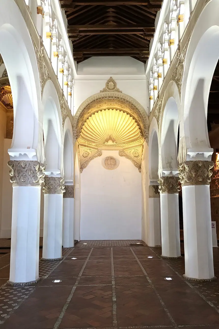 Hội đường Santa María la Blanca, Toledo, Tây Ban Nha: các hàng cột tám cạnh đỡ vòm móng ngựa. Tòa nhà thành nhà thờ từ đầu thế kỷ 15, nay là bảo tàng.