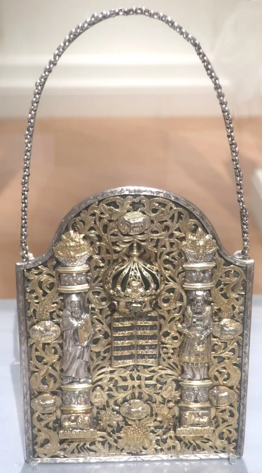 Tấm che ngực Torah (tas) của Elimelekh Tzoref, năm 1781 tới 1782, bạc mạ vàng từng phần, có men và đá. Bảo tàng Mỹ thuật Boston.