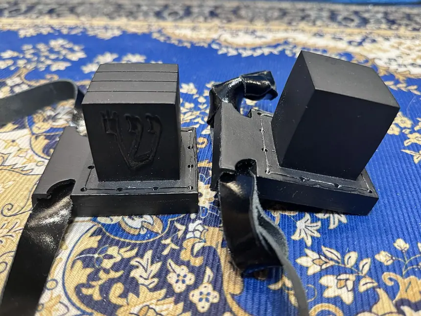 Một bộ tefillin kiểu Sephardi: hai hộp da đen cùng dây da, một hộp đeo trên đầu, một hộp buộc vào cánh tay.