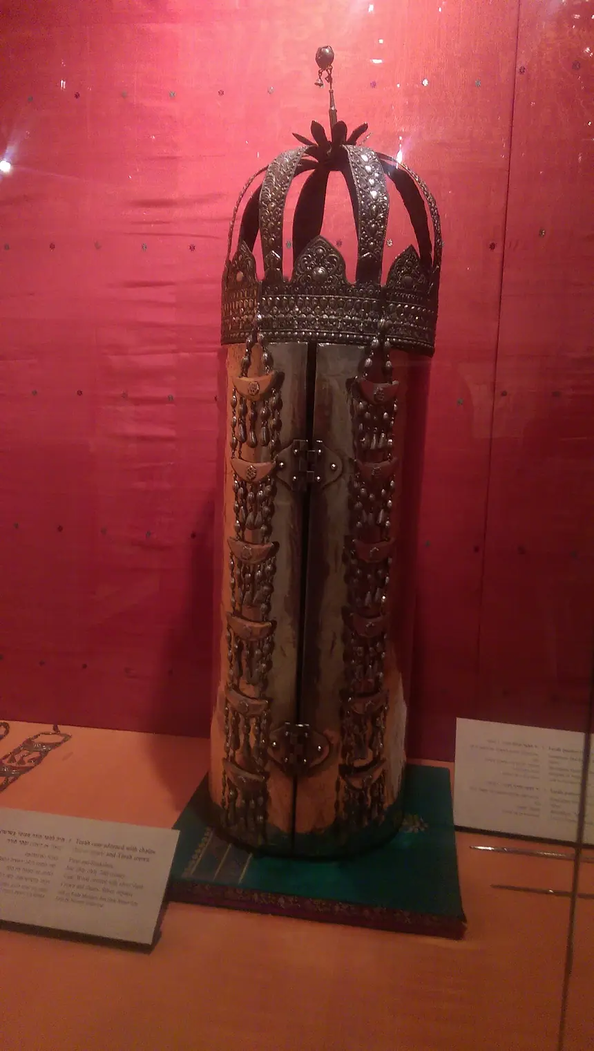 Hộp đựng Torah (tik) bọc bạc, trên có vương miện, thế kỷ 19, của cộng đồng Do Thái Cochin, Ấn Độ. Trưng bày tại nhà di sản Do Thái Cochin ở làng Nevatim, Israel.