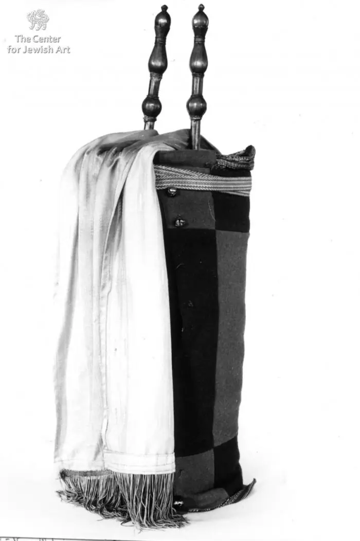 Hộp đựng Torah của người Do Thái Yemen, có đôi chóp và khăn phủ. Ảnh đen trắng năm 1983 của Trung tâm Nghệ thuật Do Thái, Đại học Hebrew Jerusalem.