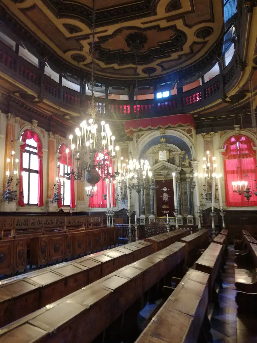 Hội đường Tây Ban Nha (Scuola Spagnola), Venice, nhìn về phía Tủ Thánh. Ghế chạy dọc hai bên, quay vào lối giữa.
