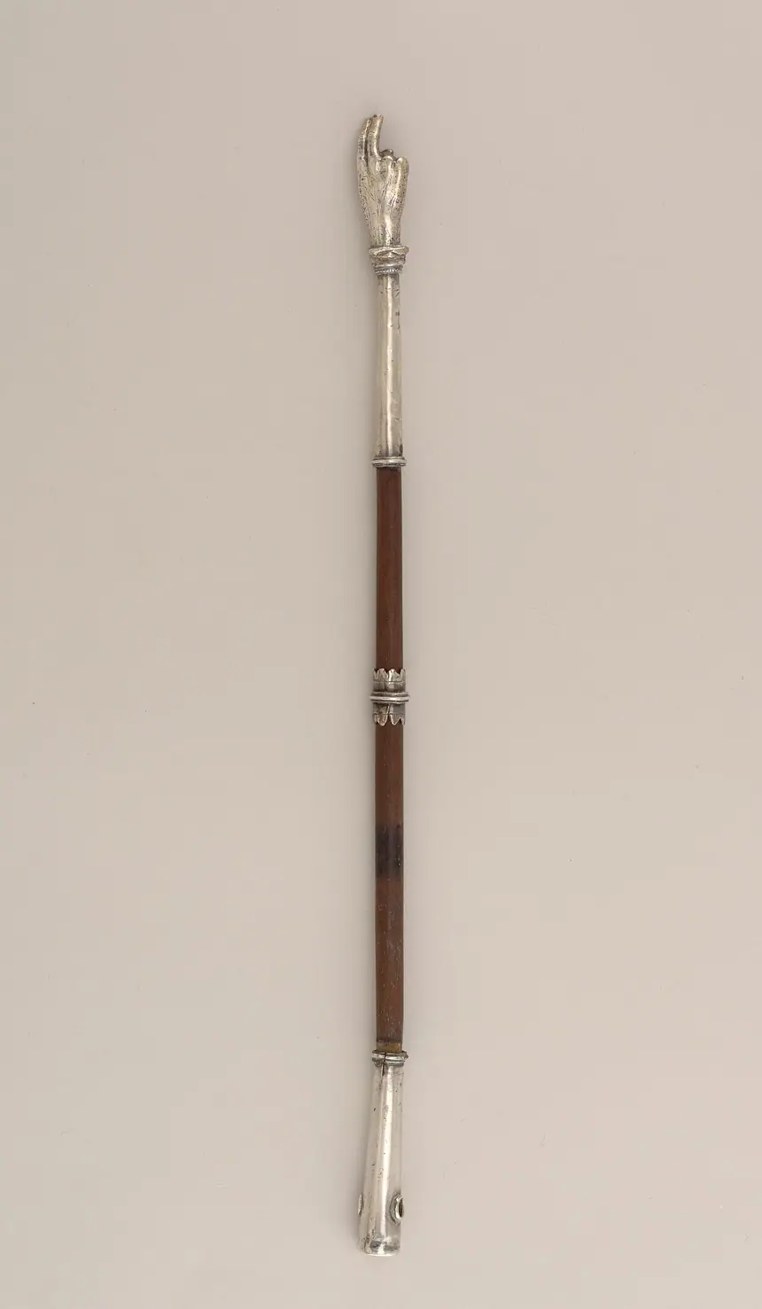 Que chỉ chữ (yad), khoảng năm 1800: thân gỗ bọc bạc hai đầu, đầu que là một bàn tay phải đang chỉ. Bảo tàng Cooper Hewitt, New York.