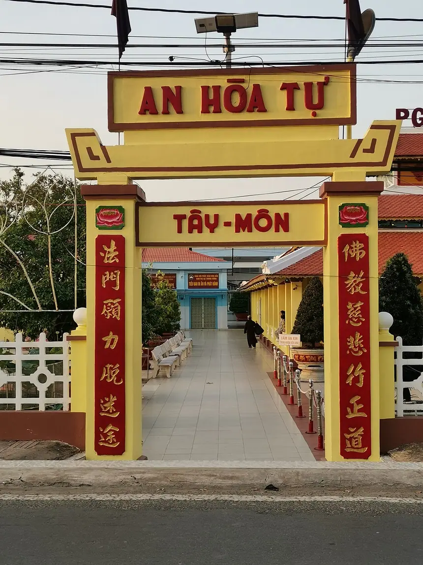 Cổng Tây Môn của An Hòa Tự. Ảnh chụp năm 2026.