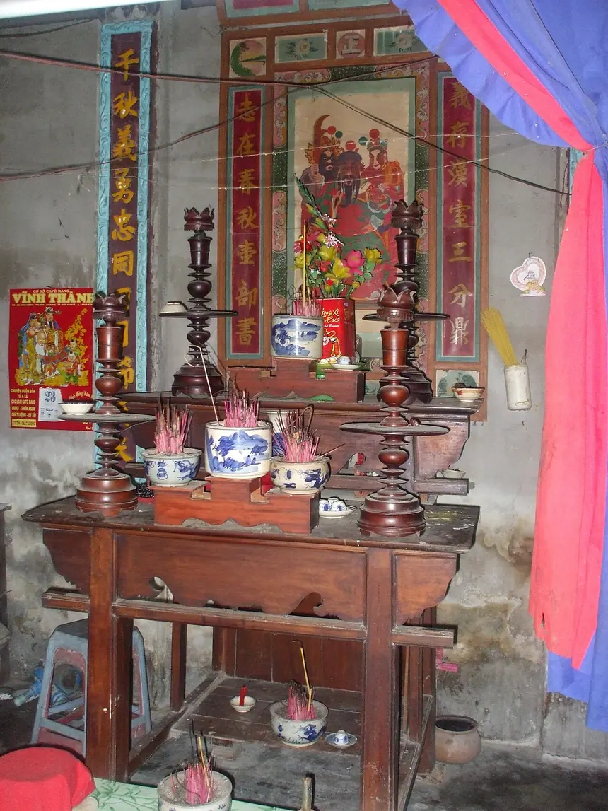 Nơi thờ cúng trong nhà một tín đồ đạo Tứ Ân Hiếu Nghĩa ở Ba Chúc, An Giang. Trên vách treo một bức tranh thờ. Ảnh chụp năm 2008. Đây không phải bàn thờ của tín đồ Phật giáo Hòa Hảo.