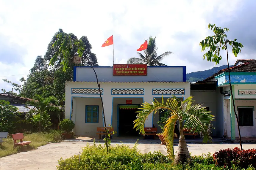 Văn phòng Trung ương của Đạo hội Tứ Ân Hiếu Nghĩa trong khuôn viên chùa Tam Bửu, Ba Chúc. Ảnh chụp năm 2014.