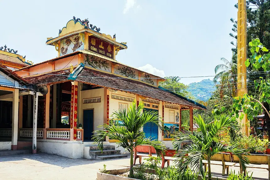 Đình Thới Sơn, An Giang. Theo Wikipedia, đình do Đức Phật Thầy Tây An cho dựng để thờ Thành hoàng Bổn cảnh khi dẫn dân đi khai hoang.