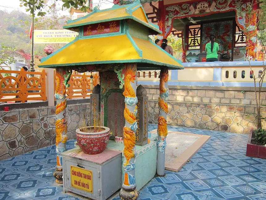 Mộ Đức Phật Thầy Tây An (Đoàn Minh Huyên, 1807 tới 1856) phía sau chùa Tây An, núi Sam. Mộ không đắp nấm. Ảnh chụp năm 2013.