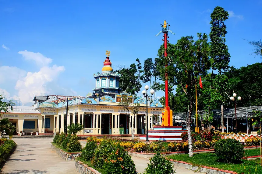 Chùa Tam Bửu ở Ba Chúc, An Giang, tổ đình của đạo Tứ Ân Hiếu Nghĩa. Ảnh chụp năm 2008.