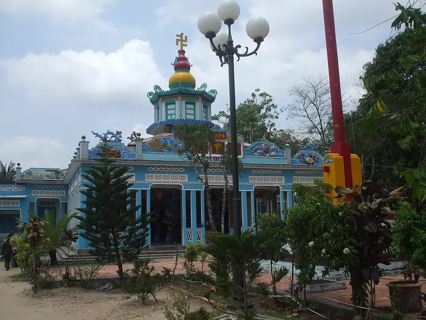 Mặt trước chùa Tam Bửu, Ba Chúc, An Giang. Ảnh chụp năm 2008.