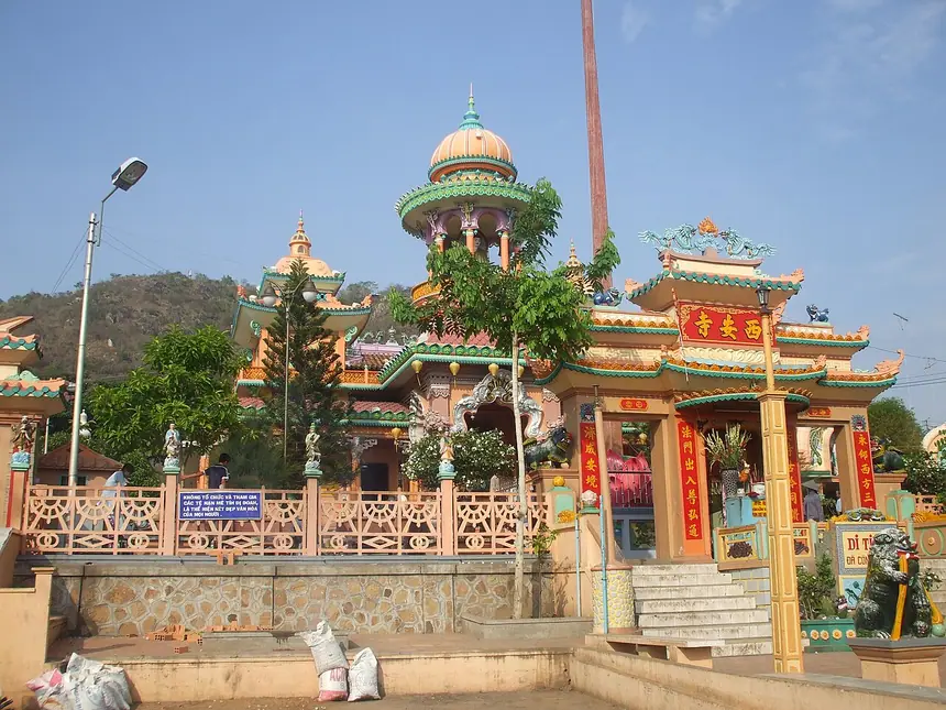 Chùa Tây An dưới chân núi Sam, An Giang, dựng năm 1847. Đức Phật Thầy Tây An từng tu tại đây. Ảnh chụp năm 2008.