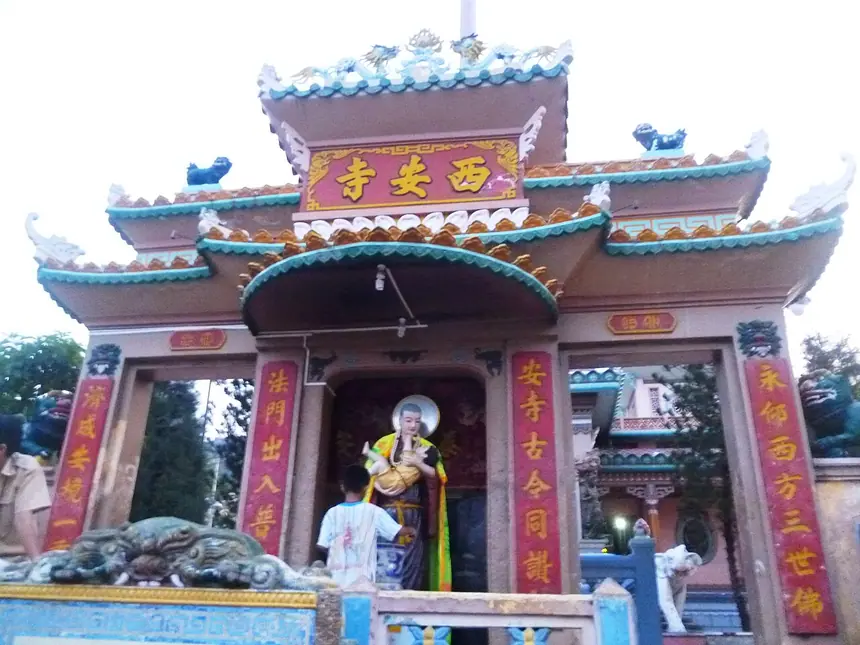 Cổng tam quan chùa Tây An, núi Sam, An Giang. Trước cổng có một pho tượng mới. Ảnh chụp ngày 1 tháng 4 năm 2014.