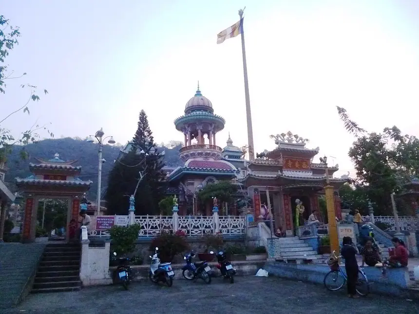 Toàn cảnh chùa Tây An, núi Sam, An Giang. Ảnh chụp ngày 1 tháng 4 năm 2014.