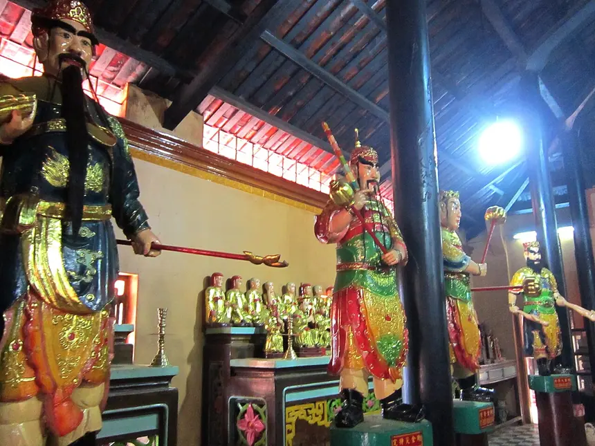 Tượng các vị Thiên Vương trong chính điện chùa Tây An, núi Sam. Chùa Tây An là chùa Phật giáo có nhiều tượng, khác với các ngôi chùa thờ trần điều của Bửu Sơn Kỳ Hương. Ảnh chụp năm 2013.