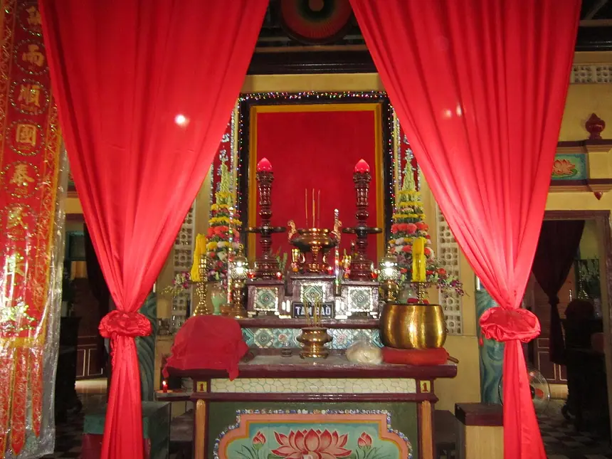 Bàn thờ Tam bảo trong chùa Thới Sơn, An Giang, một ngôi chùa của đạo Bửu Sơn Kỳ Hương: không có tượng, giữa bàn thờ là một tấm trần điều màu đỏ. Ảnh chụp năm 2013. Đây là tấm trần điều của Bửu Sơn Kỳ Hương, không phải tấm trần dà của Phật giáo Hòa Hảo.