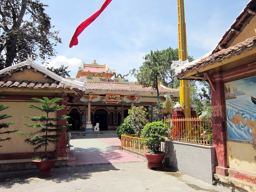 Chùa Thới Sơn nhìn từ sân trước. Ảnh chụp năm 2013.
