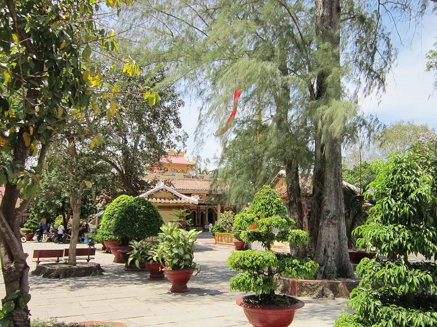 Khuôn viên chùa Thới Sơn, An Giang, nơi xưa là một trại ruộng do Đức Phật Thầy Tây An lập. Ảnh chụp năm 2013.