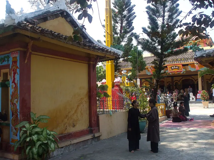 Sân chùa Thới Sơn, An Giang. Trang ảnh gốc ghi đây là ảnh minh họa lối dựng "trước miễu, sau chùa" của Bửu Sơn Kỳ Hương.