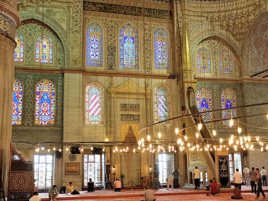 Mihrab ở giữa và minbar đá hoa bên phải ảnh trong thánh đường Sultan Ahmed (Thánh đường Xanh), Istanbul, năm 1609 tới 1616.