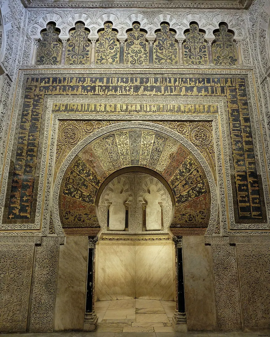 Mihrab của Đại thánh đường Córdoba, Tây Ban Nha, thế kỷ 10: vòm móng ngựa, khảm mosaic vàng và các dải chữ Ả Rập. Công trình nay là nhà thờ chính tòa.