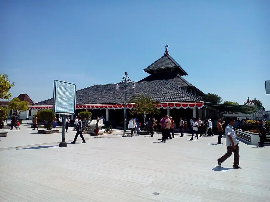 Đại thánh đường Demak, Java, Indonesia: mái nhiều tầng kiểu Java, không có vòm tròn. Ảnh chụp bên ngoài, năm 2016.