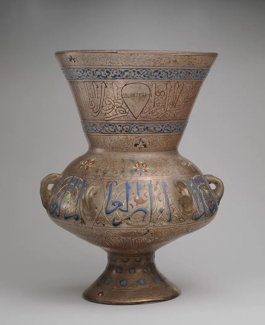Đèn thánh đường bằng thủy tinh tráng men và thếp vàng, mang tên Sultan al-Malik al-Nasir, khoảng năm 1340, thời Mamluk. Bảo tàng Metropolitan, New York.