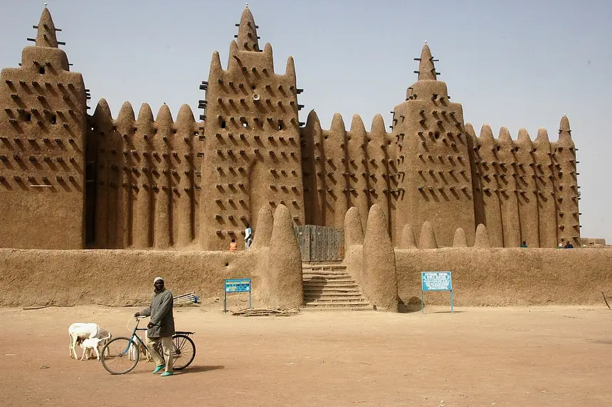 Đại thánh đường Djenné, Mali, xây bằng đất, dựng lại năm 1906 tới 1907. Ảnh chụp bên ngoài, năm 2005.