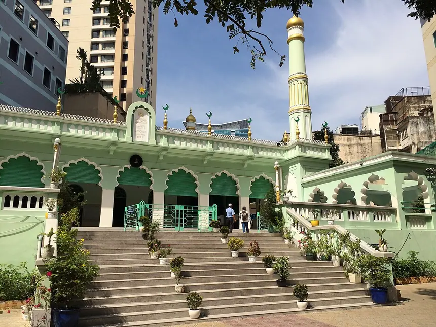 Thánh đường Jamia Al Muslimin, đường Đông Du, Thành phố Hồ Chí Minh, xây năm 1934 tới 1935. Ảnh chụp bên ngoài, năm 2014.