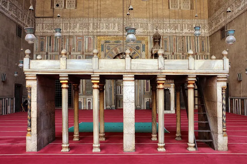Dikka, bục cao đặt trên hàng cột, trong thánh đường Sultan Hasan, Cairo. Phía sau là tường qibla với dải chữ Kufic.
