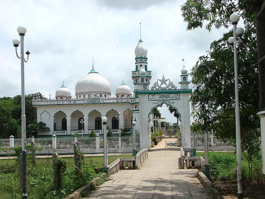 Thánh đường Jamiul Azhar của cộng đồng Chăm, Châu Phong, An Giang. Ảnh chụp bên ngoài, năm 2009.
