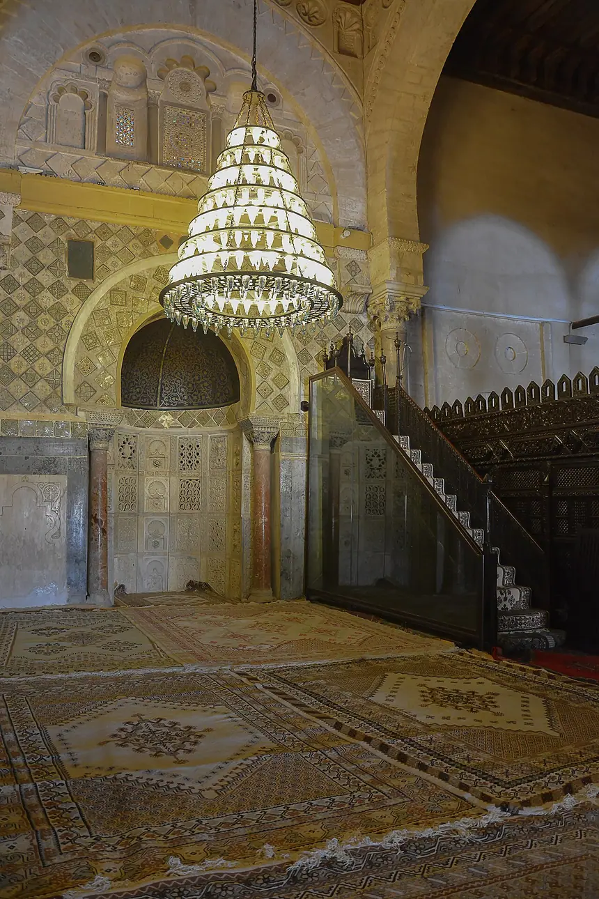 Mihrab và minbar gỗ của Đại thánh đường Kairouan, Tunisia, thế kỷ 9. Phía trên treo đèn chùm.