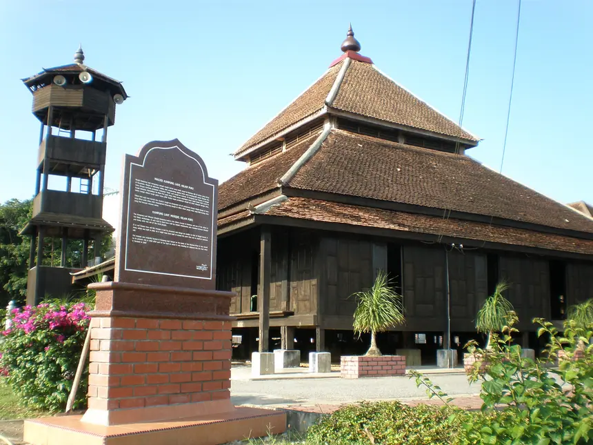Thánh đường Kampung Laut, Kelantan, Malaysia: nhà gỗ mái nhiều tầng theo lối bản địa.