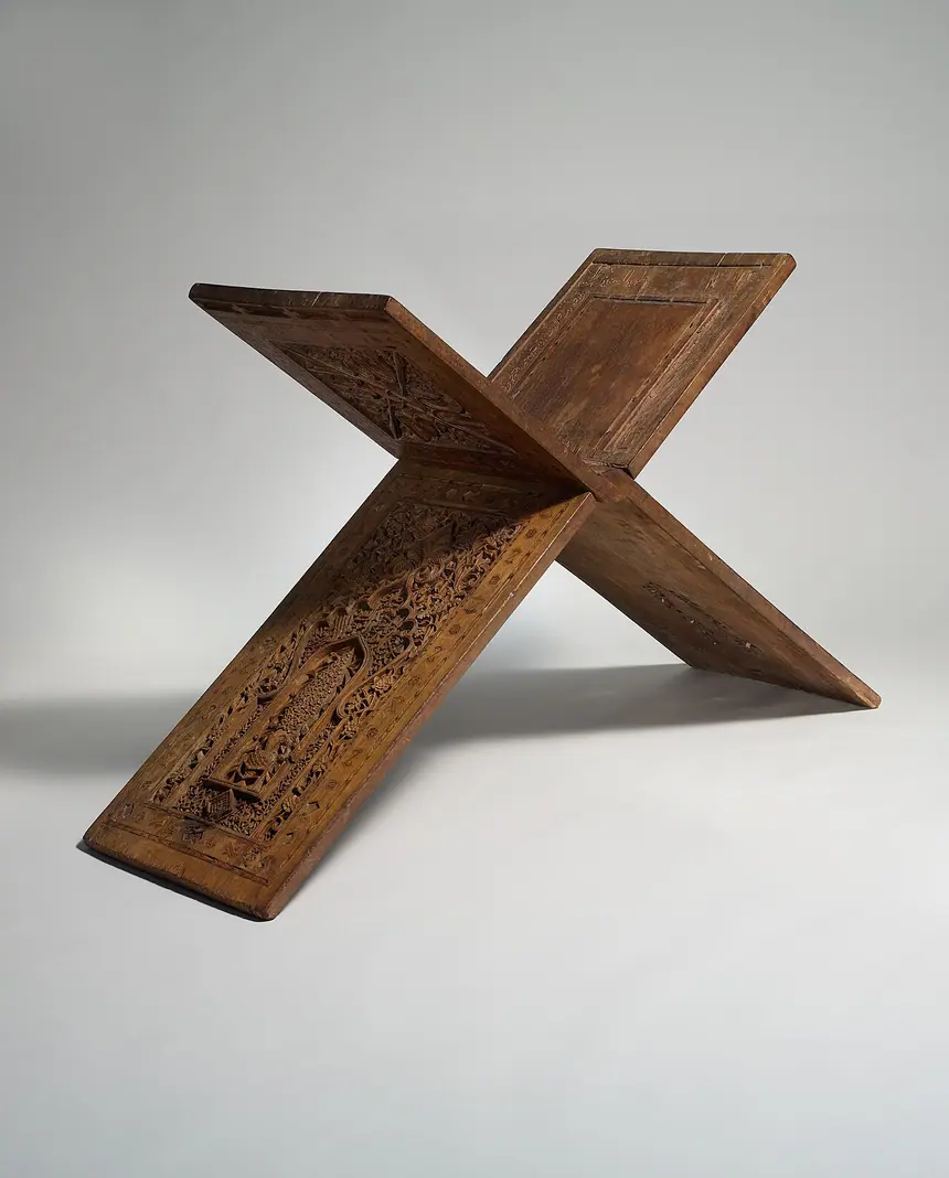 Kệ gỗ chạm hình chữ X để đặt kinh Qur'an, ghi năm 761 lịch Hồi giáo, tức năm 1360. Bảo tàng Metropolitan, New York.