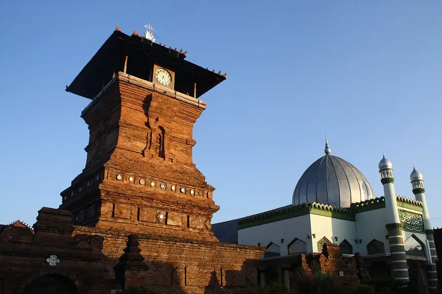 Tháp gạch của thánh đường Menara Kudus, Java, Indonesia, lập năm 1549. Dáng tháp theo lối kiến trúc Hindu Java có trước.