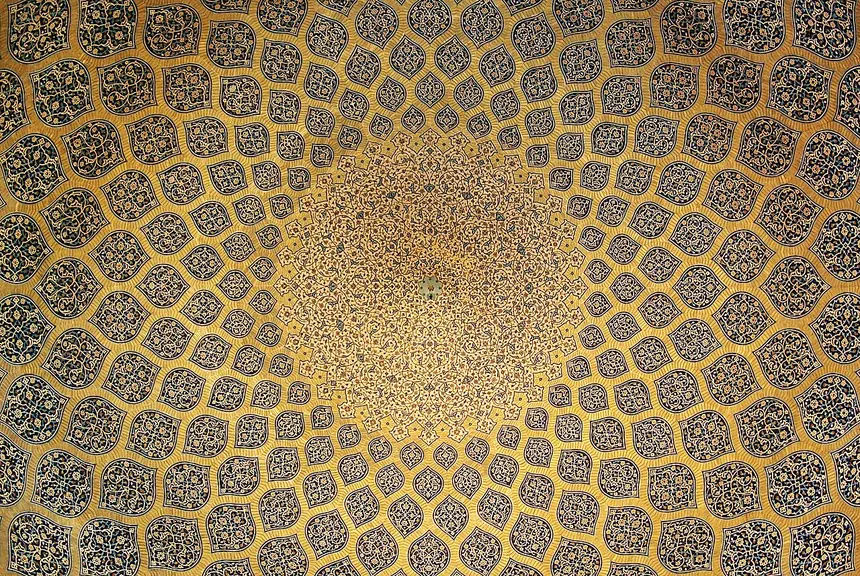 Lòng vòm thánh đường Sheikh Lotfollah, Isfahan, Iran, đầu thế kỷ 17: các ô hoa lá nhỏ dần về đỉnh vòm.