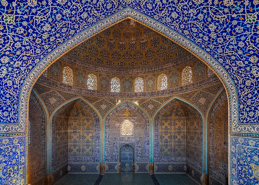 Bên trong thánh đường Sheikh Lotfollah, Isfahan, Iran, năm 1603 tới 1619. Mihrab nằm ở vách cuối, quanh tường là gạch men và các dải chữ.
