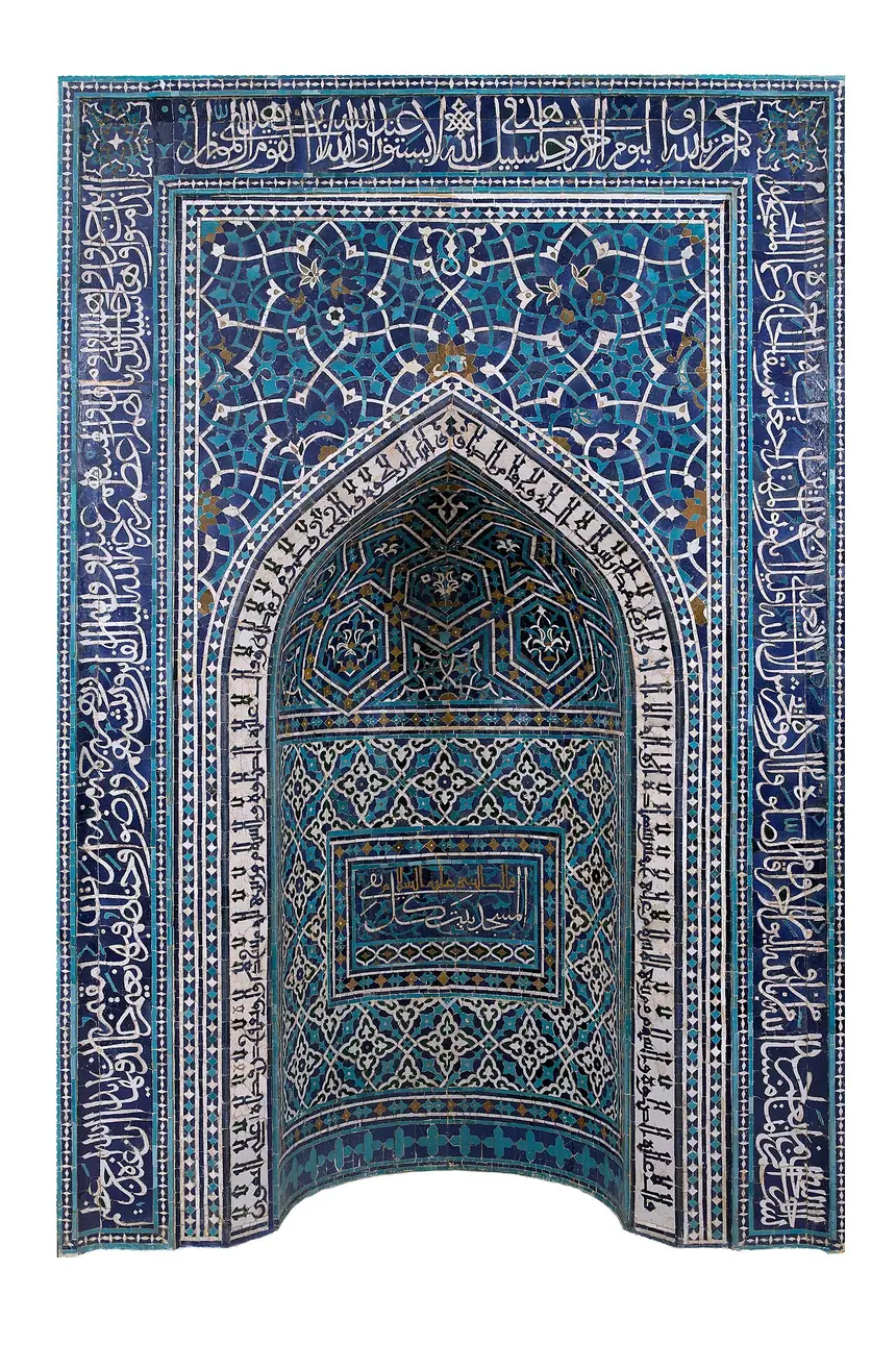 Mihrab từ trường Madrasa Imami, Isfahan, Iran, năm 1354 tới 1355. Gạch men cắt ghép, cao 3,43 mét, quanh khung là câu kinh Qur'an và lời Thiên sứ. Hiện vật bảo tàng, Bảo tàng Metropolitan, New York.