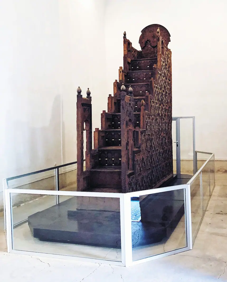 Minbar của thánh đường Kutubiyya, gỗ khảm, làm tại Córdoba từ năm 1137. Hiện vật trưng bày trong cung El Badi, Marrakesh, Maroc, không còn đặt trong thánh đường.